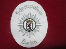 German police sleeve badge Duits politie embleem Berlin Schutzpolizei op wit stof.