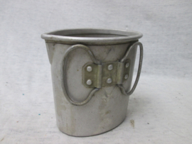 German drink cup, nicely marked. Duits Drinkbeker voorop de veldfles. mooi gemarkeerd met de maker Wilhelm berg. dit is een kwart liter beker uit aluminium welke je ook op je veldfles kon zetten.