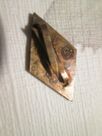 HJ Diamant for the dagger. RzM marked M1/171. HJ embleem voor de dolk, met splitpennen. RzM gemarkeerd M1/171 als nummer.