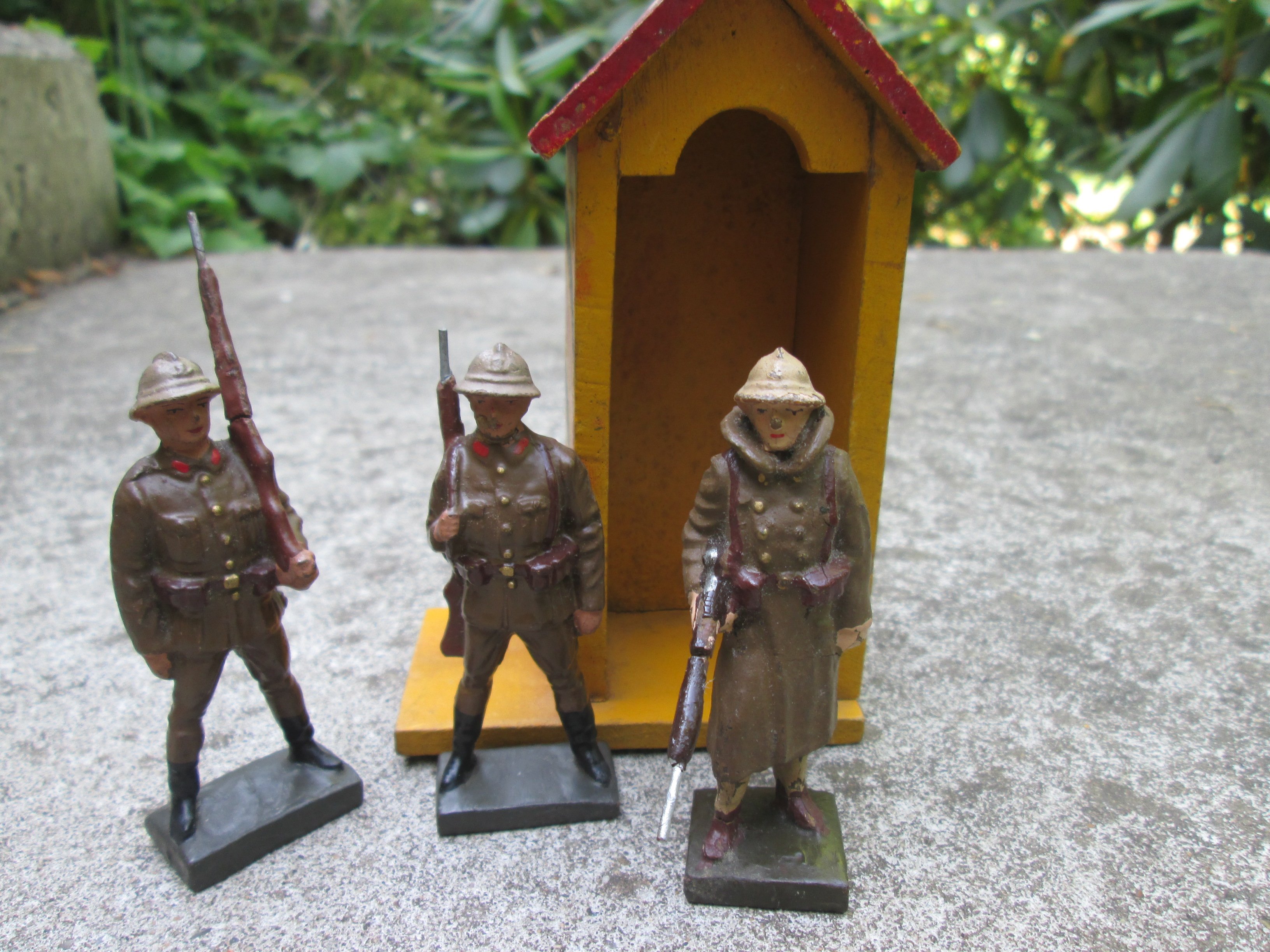 LINEOL toy set Belgium soldiers on guard. 3 Belgische speelgoed soldaatjes met een houten wachthuisje in de Belgische nationale kleuren.