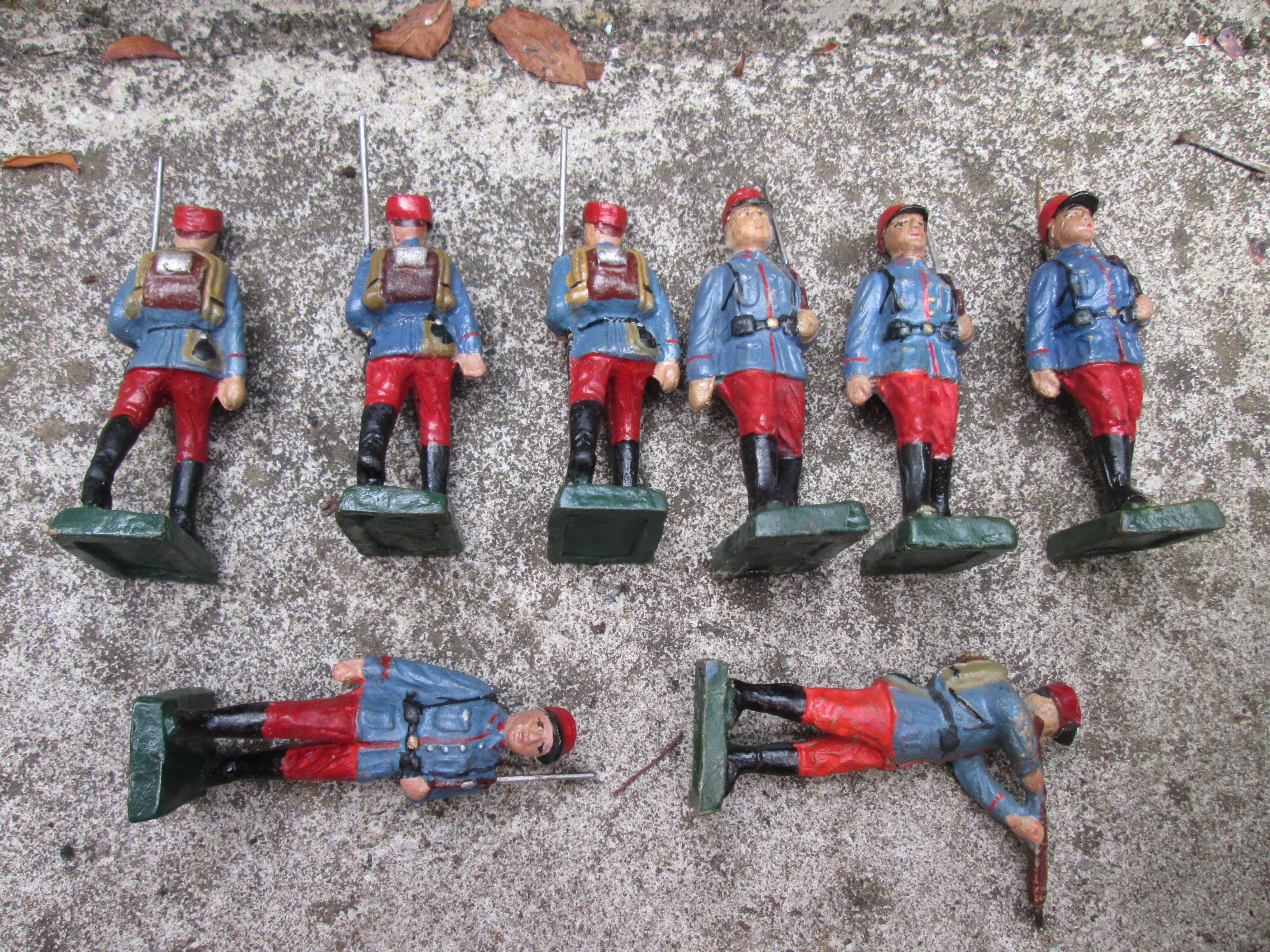 Set French marching soldiers 9 pieces. Set van 9 Franse soldaten in blue Horizon uniform met rode kepie zeer goede staat.