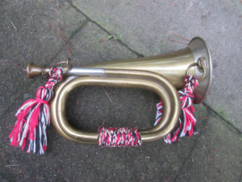 German HJ Hitler/ Youth bugle little damage on front badge. Duitse bazuin signaalhoorn Hitler/ Jugend met adelaar gedeeltelijk gedenazificeerd, maar nog duidelijk zichtbaar Hess Instrumenten.