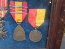 Belgium medals framed. 5 belgische medailles in lijstOorlogskruis met palm, Overwinningsmedaille, Ijser medaille, herinneringsmedaille 1914/1918 Luikse medaille,