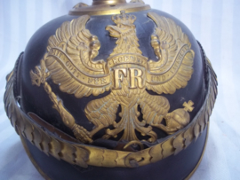 German officers spike helmet Artillery, nice untouched helmet. Duitse officiers pickelhaube artillerie, vuurverguld.  Helm is mooi in model, geen dubbele gaten dus alles zit er nog origineel op. gelijkgekleurd.