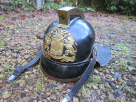 Dutch leather fire helmet of the City of Haarlem. Nederlandse brandweerhelm met kam en vuurverguld stadswapen embleem HAARLEM, helm is gemaakt van leer. zeldzame helm uit haarlem, in een pracht staat.
