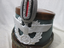 GERESERVEERD German officers police shako, in nearly mint condition made by EREL. Duitse officiers shako GENDARMERIE, bruine klep, geborduurde cocarde, zijden binnen kant en schuppenketting. EREL TSCHAKO is de maker.