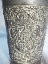 German pewter shooting price. Duits tinnen beker, met militaire afbeeldingen.