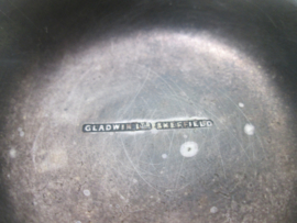 RAF pair of silver plated serving/ bonbon trays made by Gladwin Ltd. Sheffield, with RAF monogram with kings crown, as used in officers mess. verzilverde schaaltjes met RAF embleem WO2.