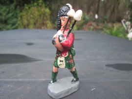 CHIALU Scottish highlander with featherbonnet schot met doedelzak TOP