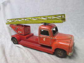 Tin toy fire engine. TipCo. Blikken speelgoed brandweerauto TipCo, compleet en werkend Made in US zone Germany, jaren 50-60 embleem van de TipCo staat op de deur en aan de voorkant apart stuk.