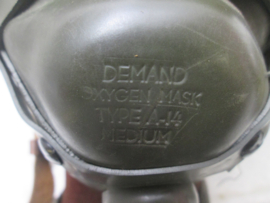 USAF FLAK M-3 helmet, with oxygen mask type A-14, leather flight helmet A-11, throat microphone and metal splitter google.Amerikaanse flak helm compleet met zuurstofmasker leren cap, keelmicrofoon and splitter bril. alles in TOP staat