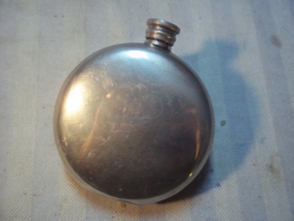 Pewter flask with engraved fireman. Tinnen drinkflacon met daarop een brandweerman die een redding uitvoert.