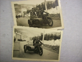 2 Photographs German soldiers on a motor. 2 Foto´s met Duitse soldaten op een motor