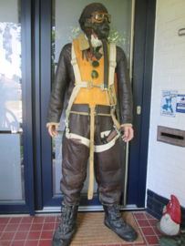 Complet uniform USAF pilot, bombercrew. WW2.Complete uniform en uitrusting van een Amerikaanse USAAF piloot. moi gemarkeerd, bijzonder stuk.
