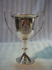 RAF boxing trophy cup silver, and 2 Boxing medals same person. Zilveren beker en 2 medailles bokswedstrijd RAF in Egypte, allen van dezelfde persoon. E.W. Franklin, sergeant bij de RAF