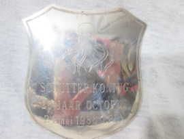 Silver hallmarked shield. Zilveren schild schutterskoning OCTOPUS  uit 1986 in Epen, voorzien van zilverkeuren en de sticker van juwelierssmid Andriessen uit Stiphout. nu overgenomen door zijn kinderen. bekende gilde schilden maker.