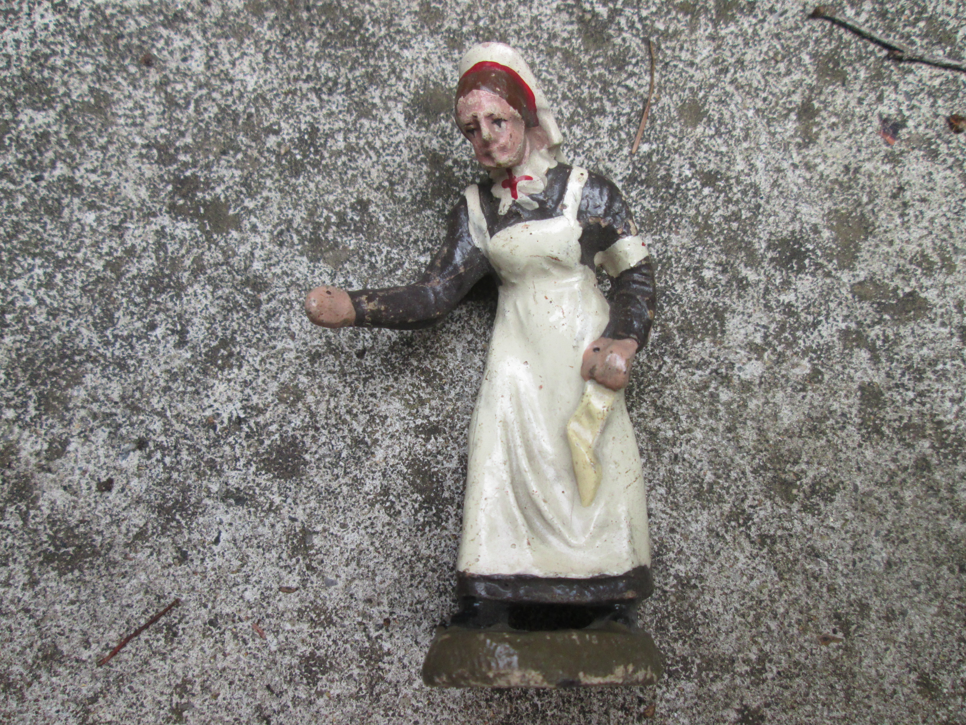 Set ELASTOLIN wounded German soldier with nurse, very rare, 10cm. old type toys. Elastolin Duitse soldaat gewond met verpleegster zeldzame set 10cm. vroeg speelgoed 1920.