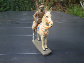 ELASTOLIN soldier officer on horse coloured face. getinte officier op paard