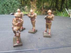 LINEOL 4 belgium soldiers shooting and attacking smaler size. 4 Belgische soldaten gevechthandeling. kleiner model