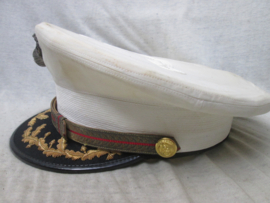 USMC officers white dress visor cap, with nice embroidered pattern on visor. The Berkshire named to major Melvyn Herbert Kerr. United States Marines officiers pet met opgelegd pet embleem.