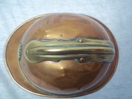 Trench art French helmet very rare. 17 by 12 cm.Loopgravenkunst Franse helm, zeer bijzonder dit soort specifiek gemaakte items, kepie, helm tank geweer enz. dit soort items worden veel gezocht je ziet ze ook al in kunstgallerijen.