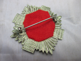 British, Scottish sweetheart made of a cap badge very rare The Royal Scots. Sweetheart gemaakt van een Engels/ Schots baretembleem zilver achtig.