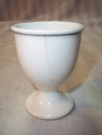 Dutch egg cup with Artillery badge 1930-1940. ei houder Veldartillerie, voor oorlogs Peterus Ragout Maastricht, klein haarscheurtje