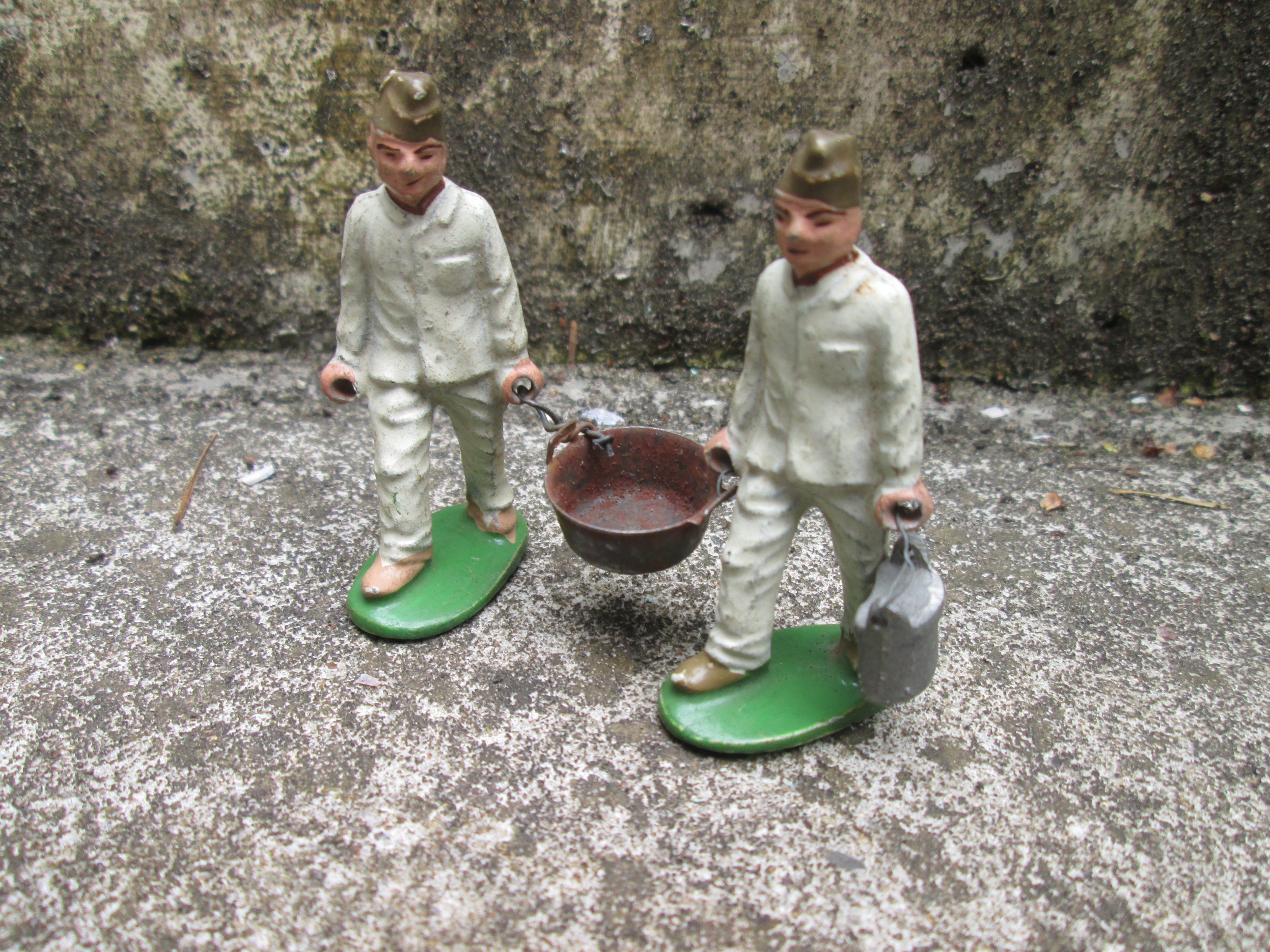 2 leight weight French soldiers carrying a bucket. Aluminium Franse soldaatjes dragen een emmer kazerne leven. zeldzaam