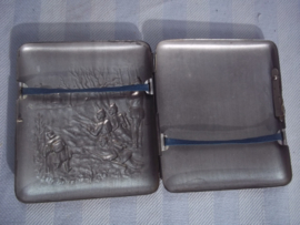 Cigarete case with military scene WW1. Sigaretten etui met militaire afbeelding, Duitsers met pickelhauben in de aanval, leuk geheel. WO1 afbeelding