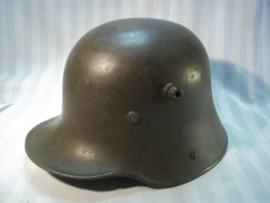 German helmet M-1916, small size ET60, very rare with white leather innerliner. Duitse helm Model 1916 ET60, ook gestempeld achterin, met wit leren binnenwerk zeldzaam