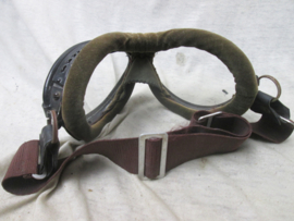 Japanese Army flight helmet, made of fur lined leather with imperial star on the front . with flight goggles (CAT EYE)  model. Japanse vlieger cap winter leer met vliegerbril zeldzame set. in zeer goede staat. TOP