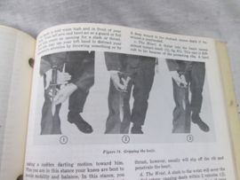 United States Army book COMBATIVES, 1971.Field- Manual. Amerikaans boek van het leger over gevechts technieken met zeer veel foto's en tekeningen interessant voor de verzamelaar van de  Vietnam-oorlog