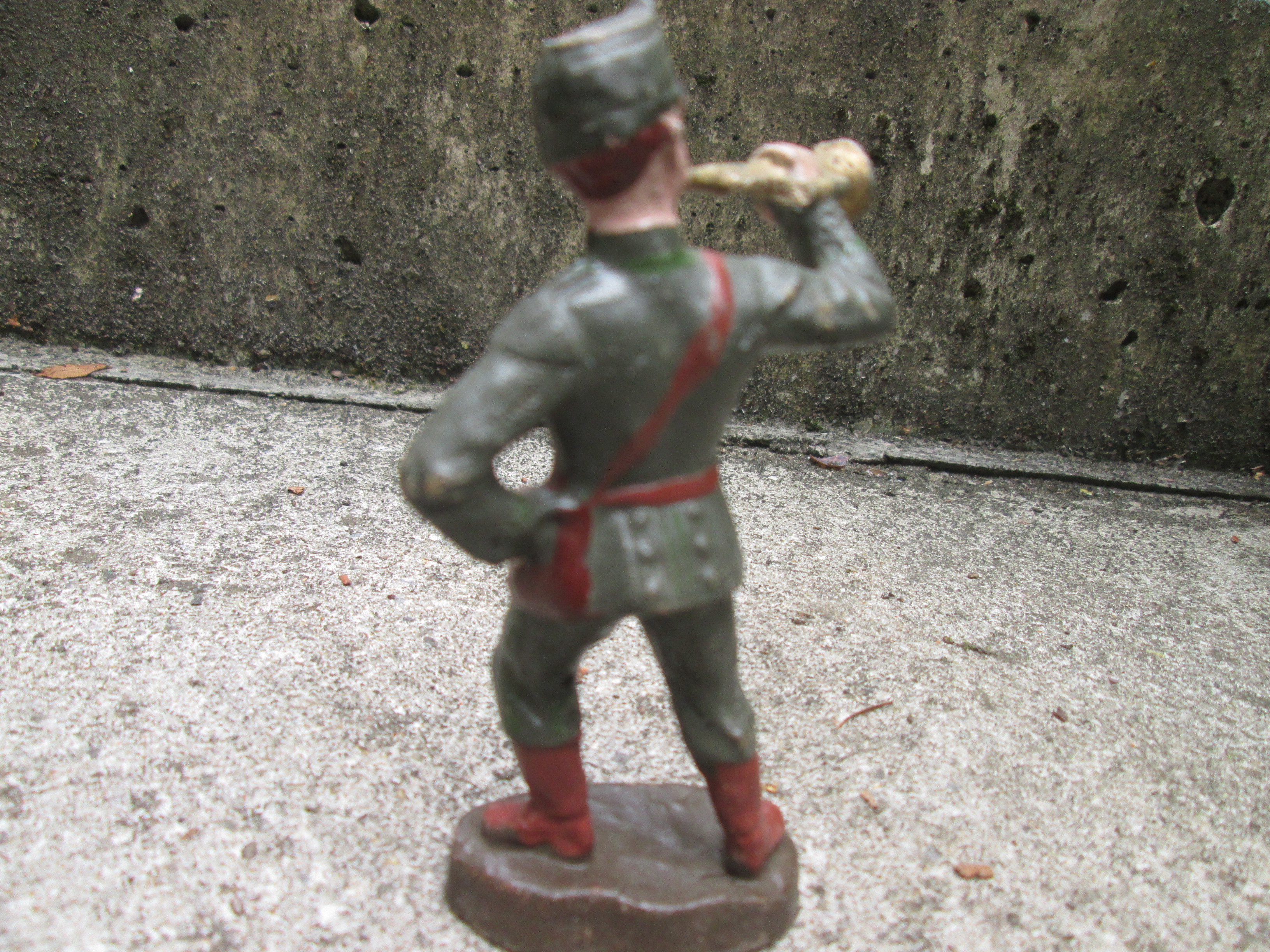 ELASTOLIN German soldier with bugle 10cm. Elastolin Duitse soldaat met bazuin nette staat 10 cm oud model zeldzaam stuk in deze kwaliteit.