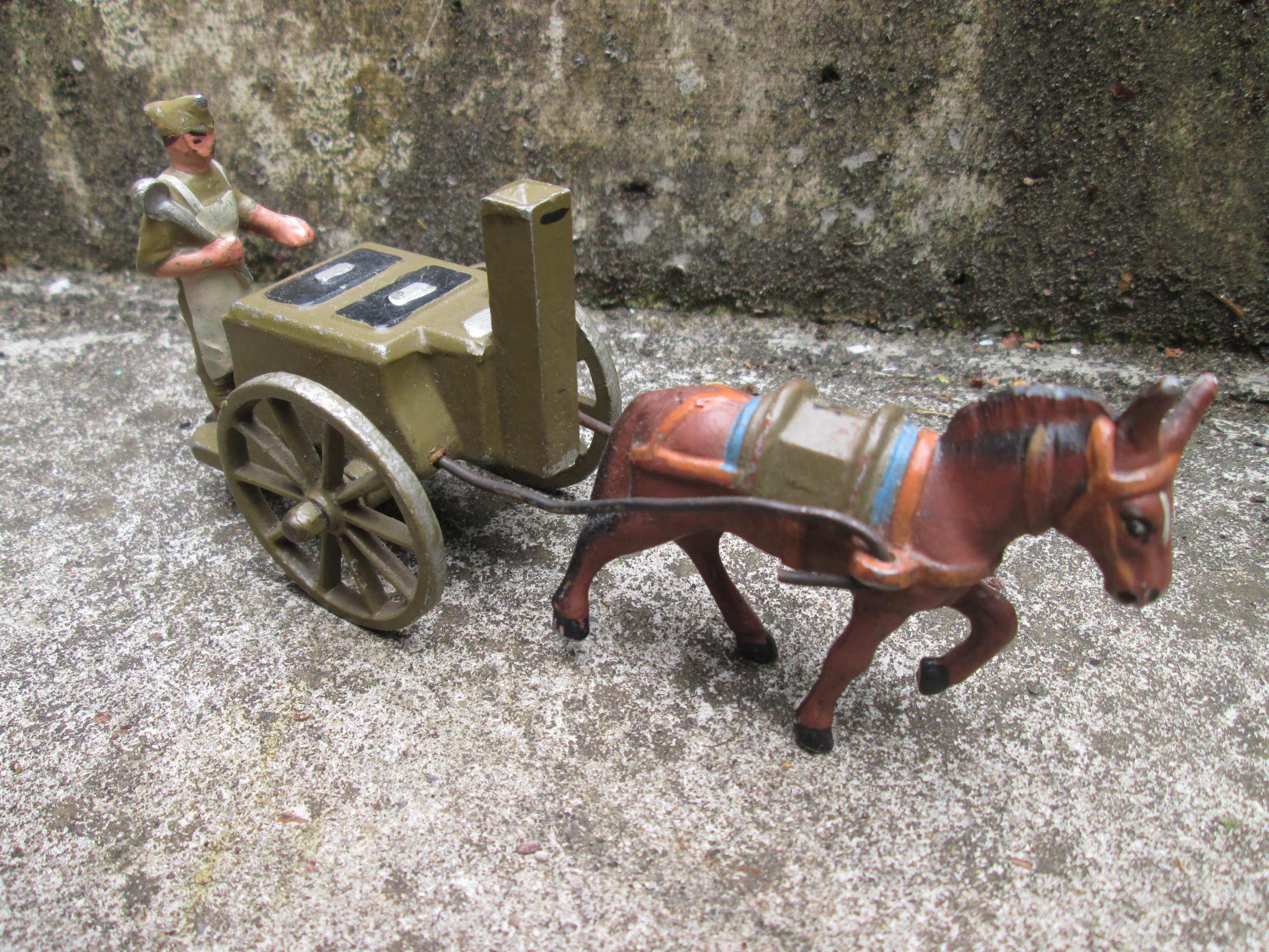 Aluminium militair speelgoed Franse keukenwagen met kok. zeer zeldzaam. Very rare leight weight metal French fieldkitchen