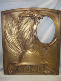Bronze remembrance plaque 1940 Belgium army. big Photoframe. Bronzen herinnerings plaat met Belgische helm en het jaartal 1940, men kon er een foto in plaatsen zeer bijzonder.