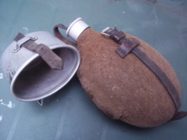 Duitse veldfles, compleet met drinkbeker 1939 zeer mooie staat leer nog in goede conditie.