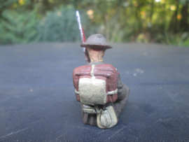 ELASTOLIN British soldier sitting. zittende Engelse soldaat mint staat.