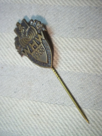 German shooting pin, 1938, Winter Hilfs Werk. Duits draagspeldje van de WHW schiet vereniging 1938
