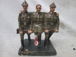 DURSO, Made in Belgium, Russian soldiers carrying a wounded soldier. Speelgoed soldaatjes Russisch gewonden dragers met de typische Russische muts.