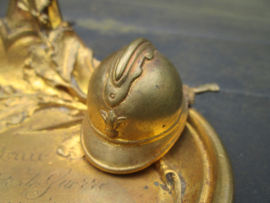 French watch holder standard. Frans Horloge standaard brons vuurverguld met Franse miniatuur helm en bajonet gegraveerd met SOUVENIR  d´un prisonnier de Guerre a sa Marraine 1919 Alfred- Anna. Krijgsgevangen herinnering. TOP stuk.