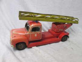 Tin toy fire engine. TipCo. Blikken speelgoed brandweerauto TipCo, compleet en werkend Made in US zone Germany, jaren 50-60 embleem van de TipCo staat op de deur en aan de voorkant apart stuk.