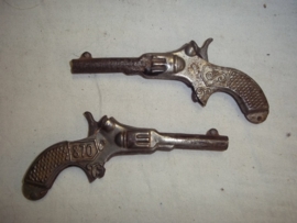 2 toy pistols in working order. 2 blikken pistooltjes, werkend jaren 40- 50.