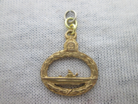 German pendant for watch chain submarine badge Imperial Navy. Horloge ketting embleem Onderzeeboot medaille Keizerlijke Marine goud kleurig.