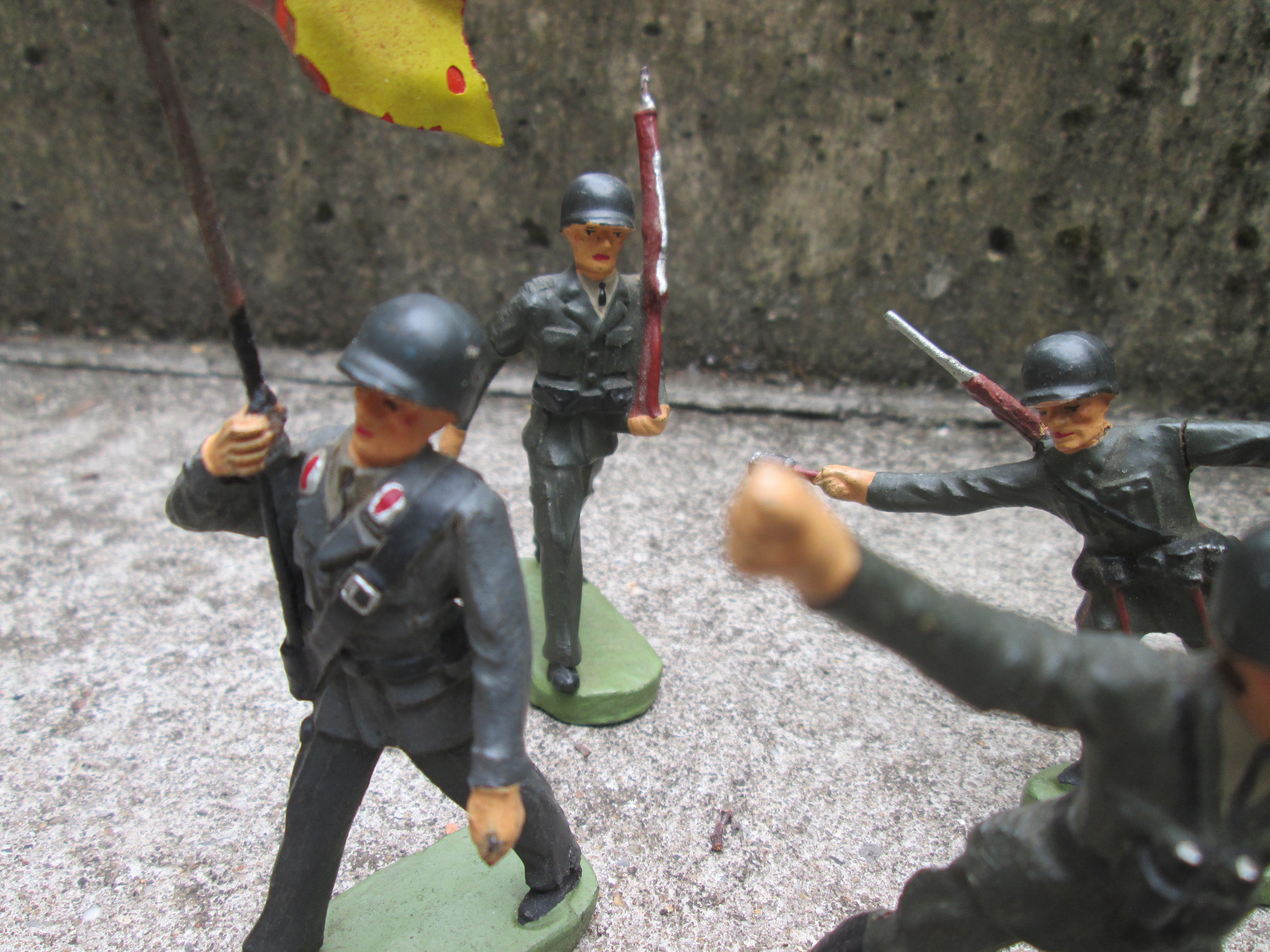 ELASTOLIN 4 German soldiers post war. Elastolin set van 4 Duitse soldaten van de Bundeswehr  met vlag.