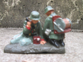 ELASTOLIN 2 german soldiers signal corps. 2 Duitse soldaten bezig met verbindingen, leuke set