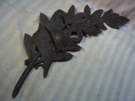 Bronzen palmtak, met Franse helm met weer een ander opschrift. zeer decoratief. heeft nog de volledige lengte