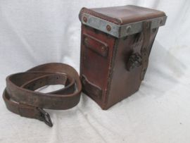 Dutch leather pouch for the Vickers machine gun. Nederlandse tas met draagriem. Vickers Mitrailleur. CM- 1939 gestempeld Centraal Magazijn. KMA Koninklijke Militaire Academie 1938.