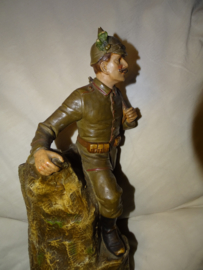 Statue Austrian soldier, Beeld Oostenrijkse soldaat biscuit perfekte staat gesigneerd, ZELDZAAM, mooi gesigneerd,er zijn ook andere afbeeldingen bekend, maar de soldaat met pickelhaube is toch wel zeer aantrekkelijk.