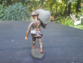 ELASTOLIN British soldier with bag. Engelse soldaat draagt jute zak. goede staat.