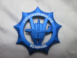 Dutch police cap badge airport police, very rare badge. nederlands petembleem van de Luchthavenpolitie Schiphol, nauwlijks gedragen.